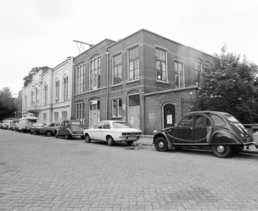884931 Gezicht op de voorgevel van het gebouw Van Asch van Wijckskade 28-30 te Utrecht, dat gerestaureerd gaat worden.